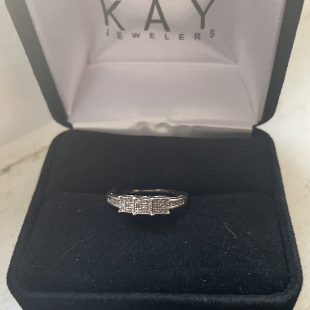 10k WG DIAMOND RING
